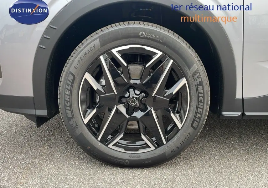 Gros plan sur la roue avant gauche du Peugeot 5008 gris Artense métal avec jante noire et argentée en alliage.