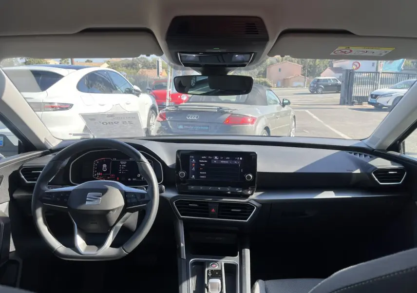 Intérieur de la SEAT LEON IV 1.5 ETSI 150 Speciale Edition 2023, vue frontale du tableau de bord noir avec écran tactile central.