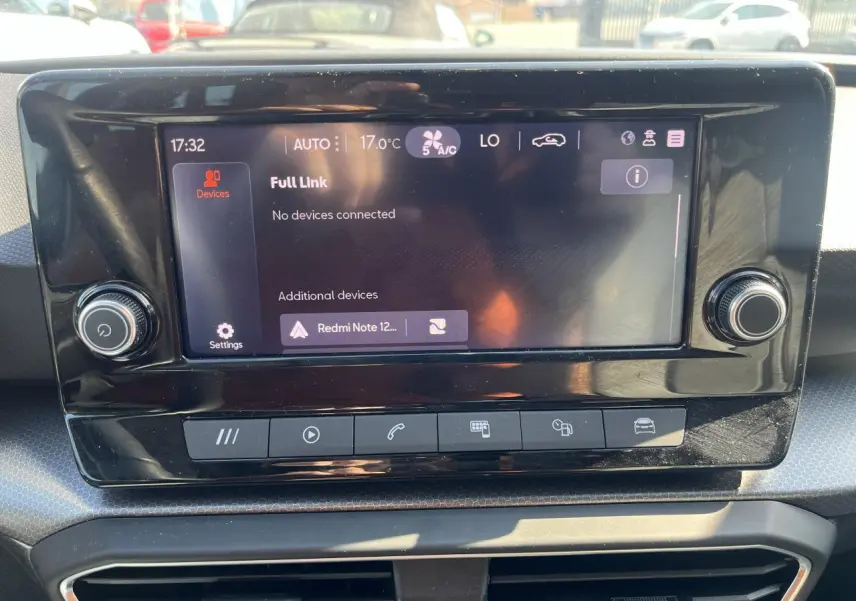 Écran tactile central du tableau de bord du SEAT LEON IV gris, affichant la connexion Full Link et commandes multimédia.