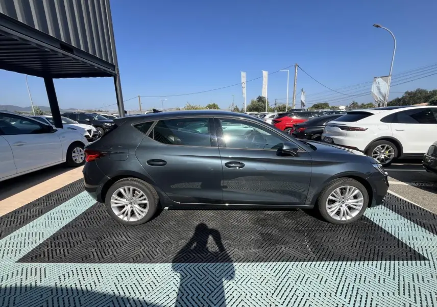 Vue latérale droite d'une SEAT LEON IV 1.5 ETSI 150 Gris Magnetic Metal, garée en extérieur au soleil.