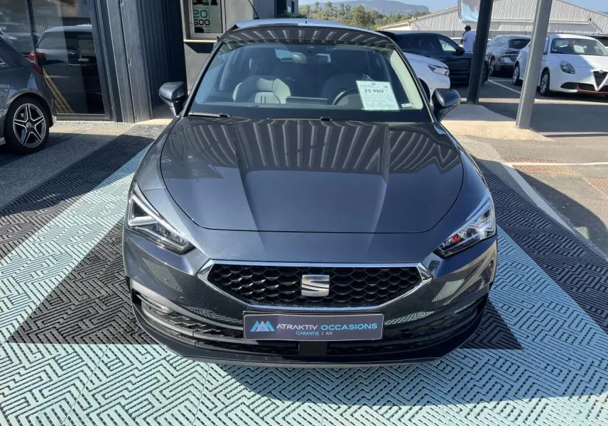 Vue frontale d'une SEAT LEON IV 1.5 ETSI 150 Speciale Edition gris magnetic metal avec calandre hexagonale et phares LED.