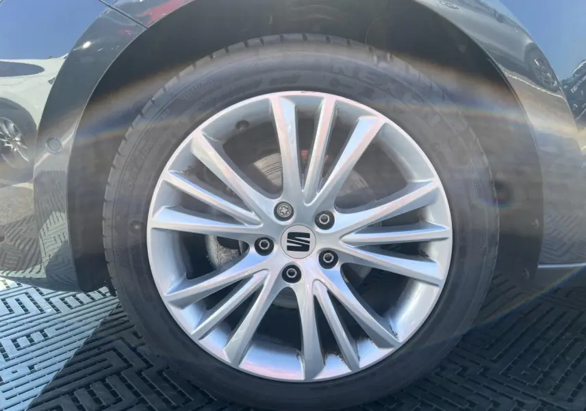 Gros plan sur la jante alliage 17 pouces Santa Monica gris argent du SEAT LEON IV gris Magnetic Metal.