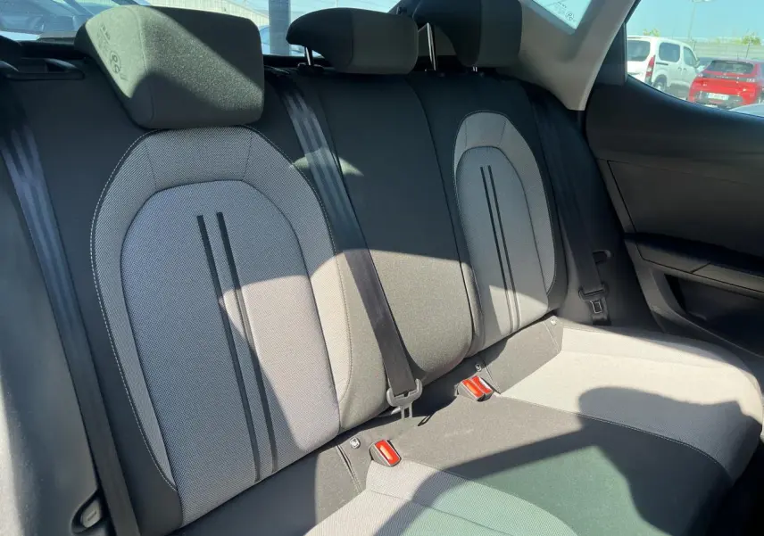 Banquette arrière en tissu gris clair et foncé du SEAT Leon IV 1.5 ETSI 150 Speciale Edition vue côté droit, avec ceintures et appuie-têtes.