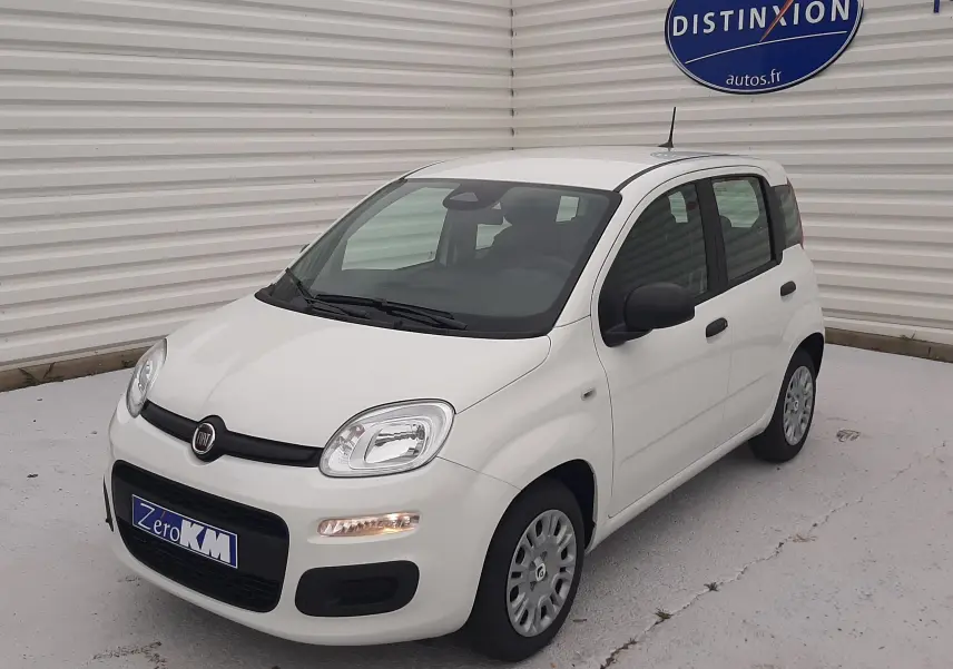 Vue 3/4 avant droite d'une Fiat Panda 2025 blanc gelato, compacte à cinq portes avec rétroviseurs noirs et jantes acier.