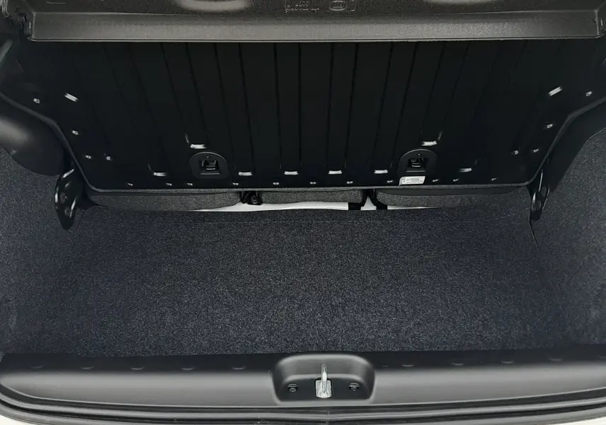 Coffre ouvert vu de dessus d'une Fiat Panda 2025 blanc gelato, montrant l'espace de chargement et le seuil de coffre.