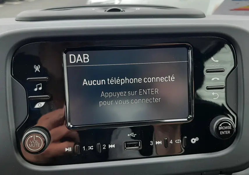 Écran central tactile du tableau de bord de la Fiat Panda 1.0 blanc gelato, affichant "Aucun téléphone connecté" en mode DAB.