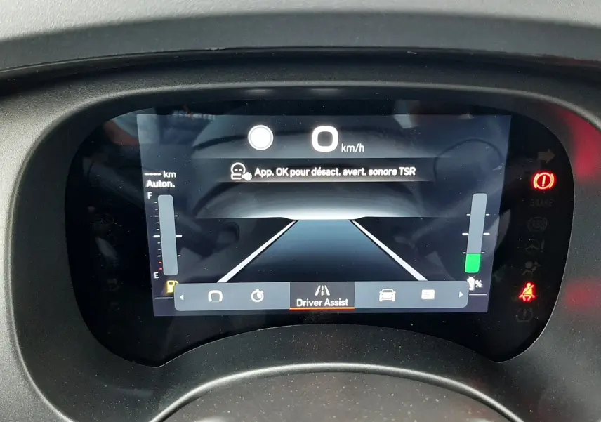 Affichage numérique du tableau de bord de la Fiat Panda 1.0 blanc Gelato montrant l'assistance conducteur et la vitesse à 0 km/h.