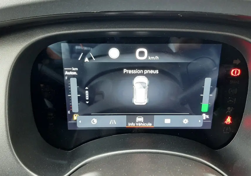 Affichage numérique du tableau de bord de la Fiat Panda blanc Gelato 2025 montrant la pression des pneus et l'autonomie.