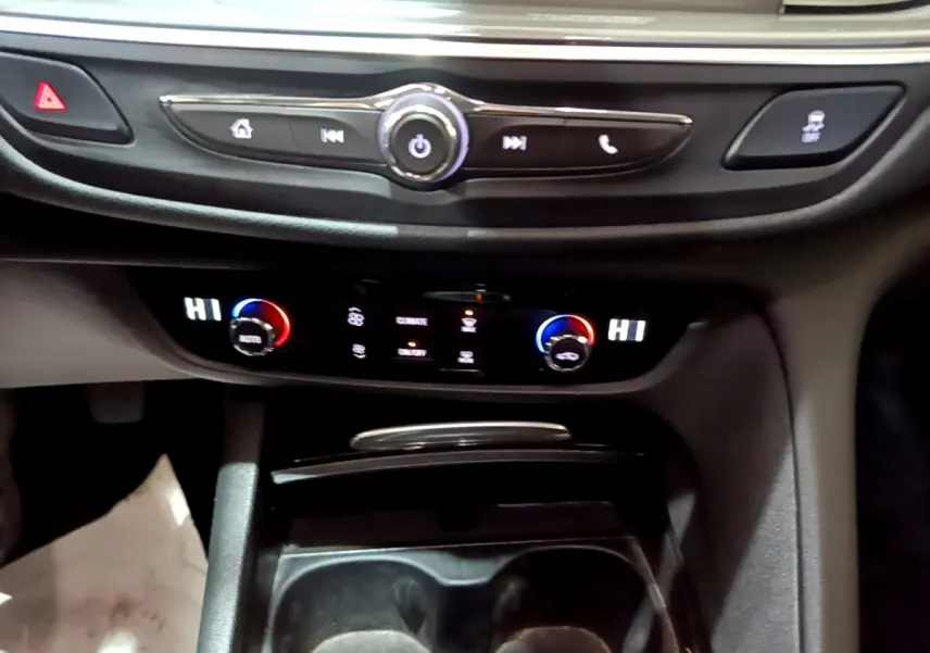 Vue rapprochée du tableau de bord central de l’Opel Insignia 2019, avec commandes climatisation digitale et boutons multifonctions noirs.