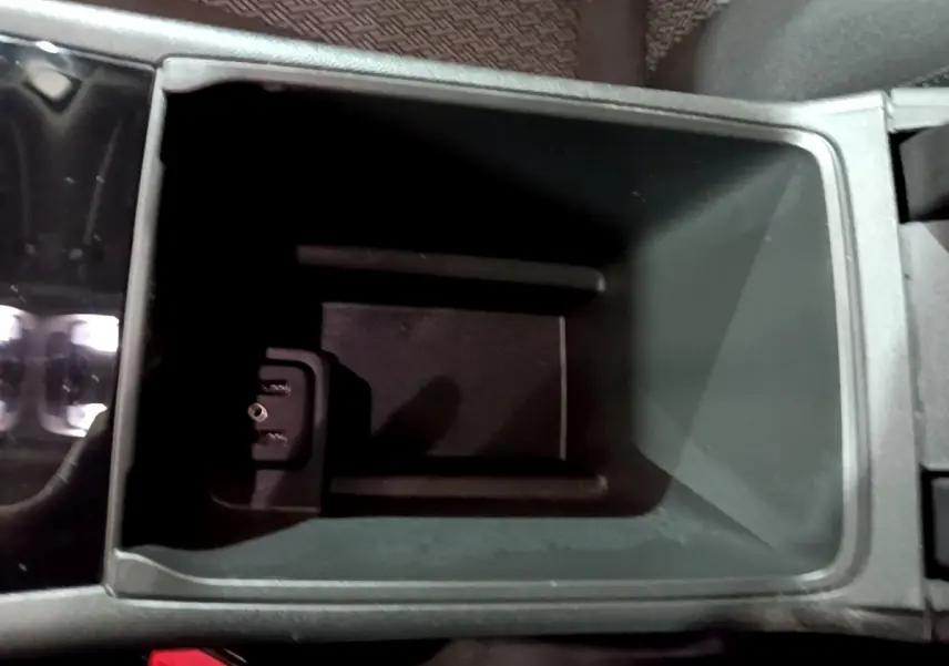 Vue rapprochée de la console centrale noire de l’Opel Insignia avec prise USB visible dans le compartiment de rangement.