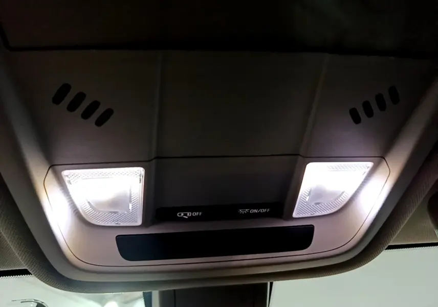 Plafonnier intérieur allumé avec commandes d’éclairage, vue en contre-plongée depuis l’habitacle de l’Opel Insignia.