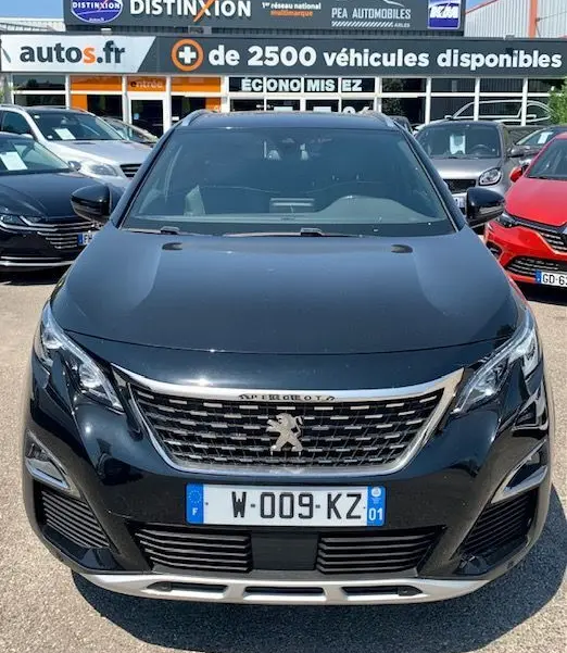 Vue avant d'un Peugeot 3008 noir de 2018 avec calandre chromée et plaques d'immatriculation françaises visibles.