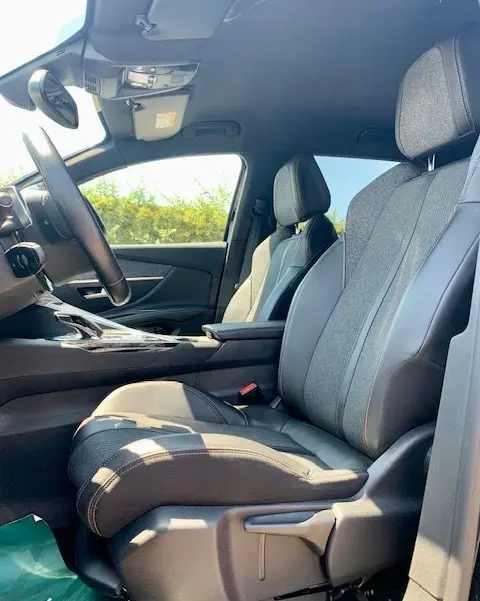 Intérieur du Peugeot 3008 GT Line 2018, vue côté conducteur, sièges en tissu et cuir noir avec console centrale moderne.