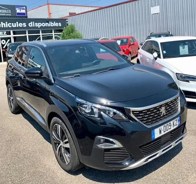 Peugeot 3008 noir vue 3/4 avant droit, finition GT Line avec calandre chromée et jantes alliage.