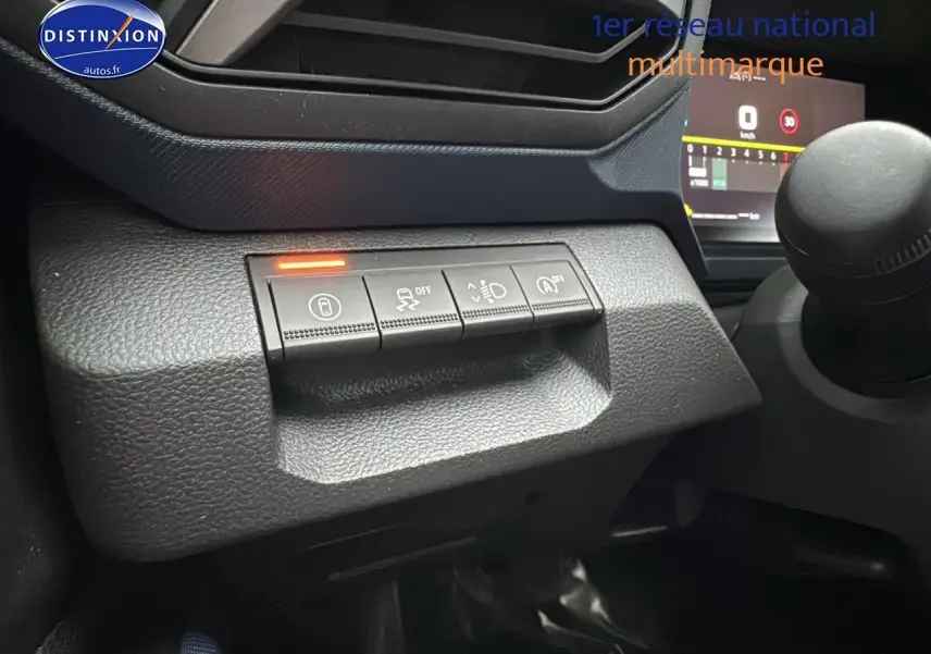 Gros plan sur les commandes de sécurité et d'assistance du tableau de bord du Dacia Duster 2025, intérieur noir.