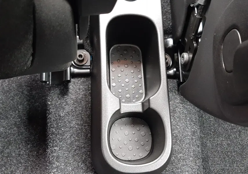 Gros plan sur le rangement central arrière noir de la Fiat Panda 2025, intérieur tissu noir, entre les sièges arrière.