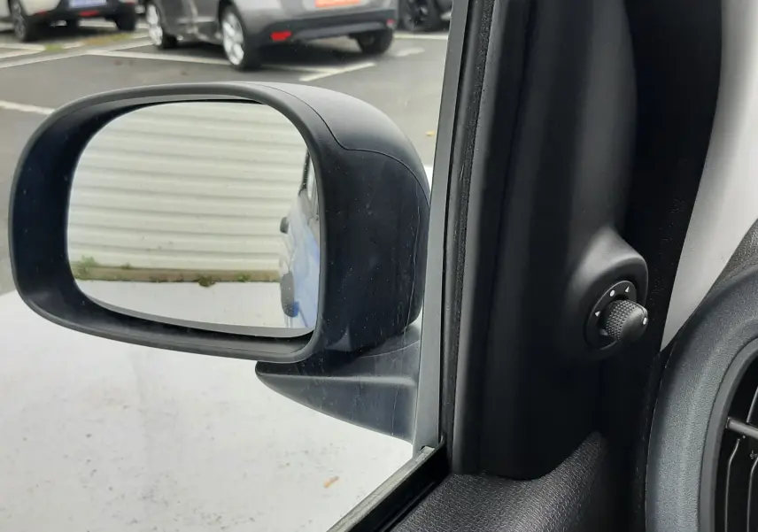 Rétroviseur extérieur gauche d'une Fiat Panda 2025 bleu Italia, avec commande manuelle de réglage visible.