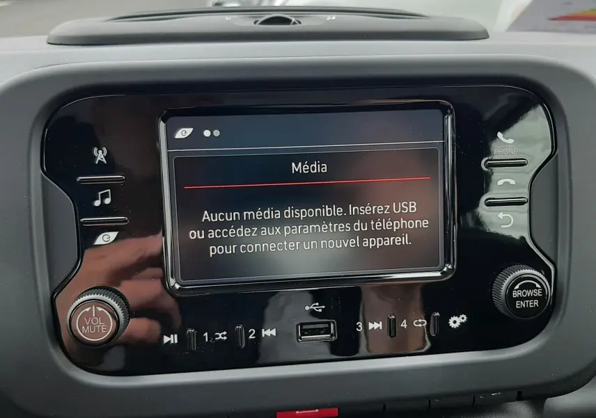 Vue rapprochée de l'écran multimédia central de la Fiat Panda 2025, affichant un message d'absence de média.