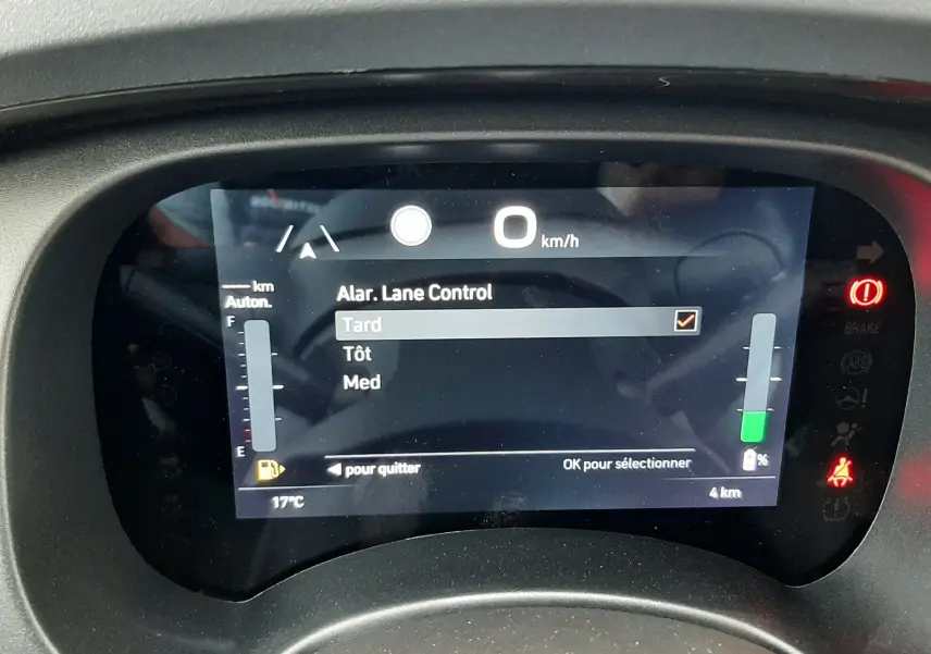 Affichage numérique du tableau de bord de la Fiat Panda 2025, montrant le menu de contrôle d'alerte de franchissement de ligne.