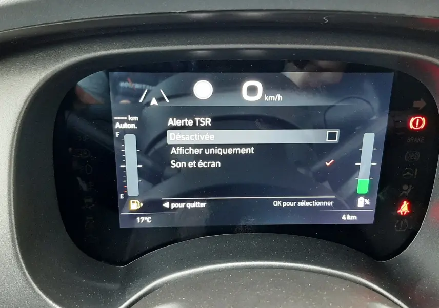 Tableau de bord numérique de la Fiat Panda 2025 affichant l'alerte TSR désactivée et la jauge de carburant.