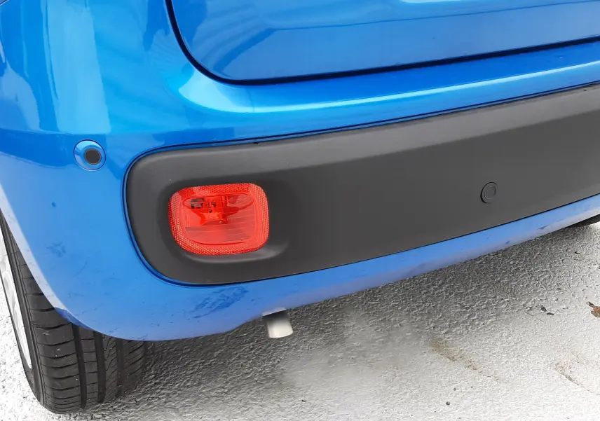 Gros plan sur le coin arrière gauche bleu Italia d'une Fiat Panda 2025 avec feu rouge et pare-chocs noir mat.