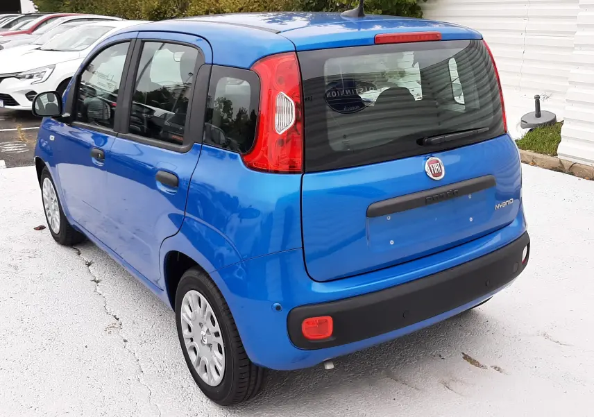 Vue 3/4 arrière droite d'une Fiat Panda 2025 bleu Italia, compacte avec feux arrière verticaux et hayon noir.