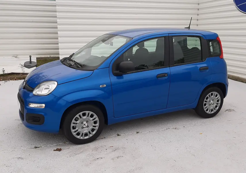 Vue de profil côté gauche d'une FIAT Panda 2025 bleu Italia à cinq portes, avec rétroviseurs noirs et jantes acier.