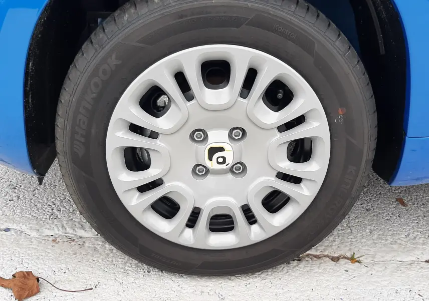 Gros plan sur la roue avant gauche d'une Fiat Panda 2025 bleu Italia avec jante argentée et pneu Hankook.
