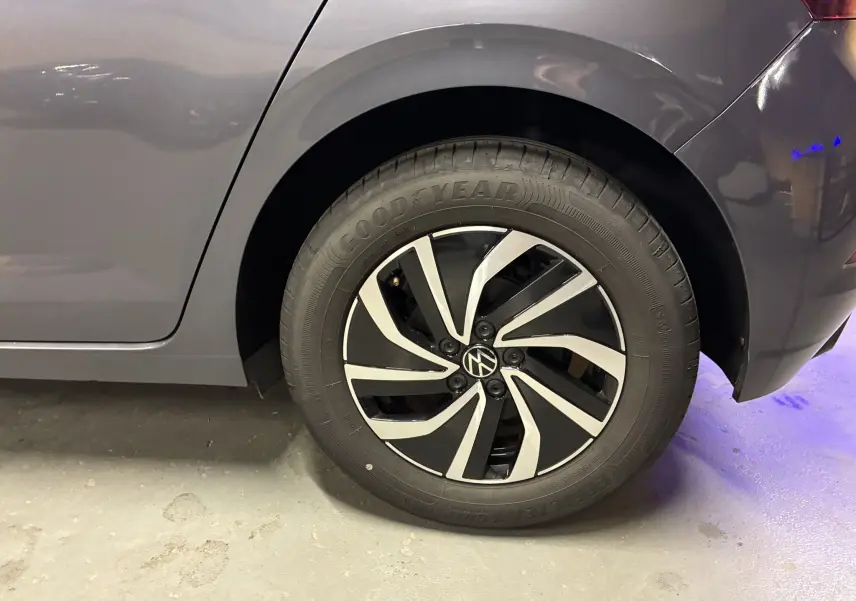 Gros plan sur la roue arrière droite d'une Volkswagen Polo gris métallisé avec jante alliage bicolore.