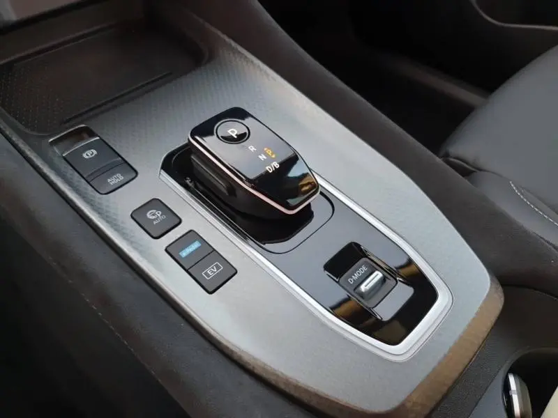 Vue rapprochée de la console centrale noire et grise avec levier de vitesses automatique du Nissan Qashqai Hybrid e-POWER 2025