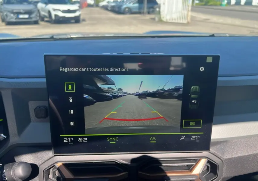 Écran central du tableau de bord du Dacia Bigster Hybrid 155 Extreme Plus montrant la caméra de recul en marche.