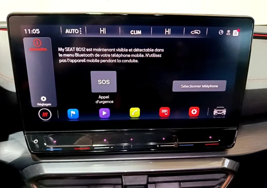 Écran tactile central 12 pouces du tableau de bord de la CUPRA Formentor gris foncé, affichage d'appel d'urgence.