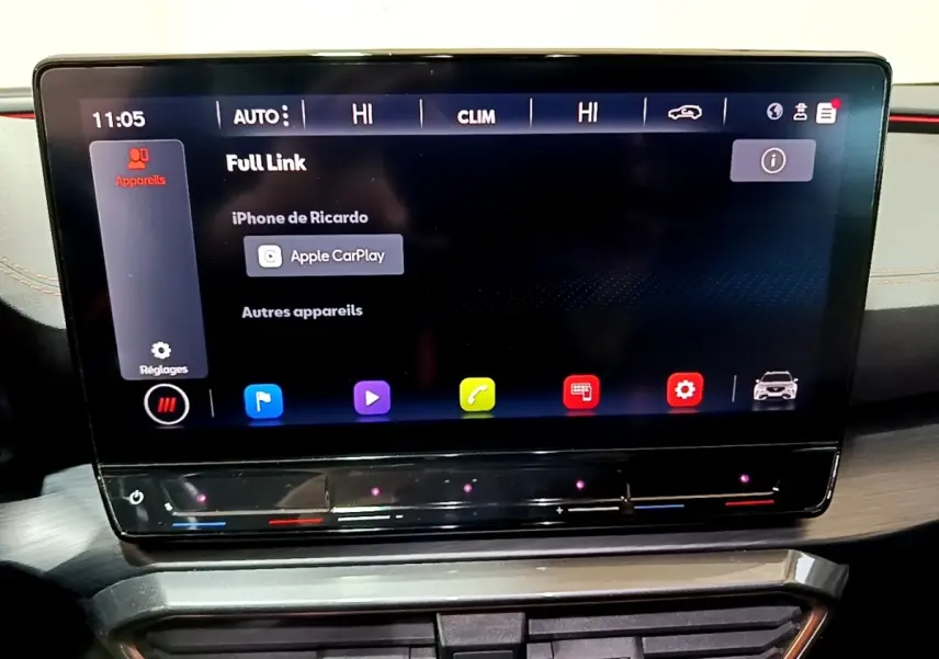 Écran tactile central de 12 pouces du tableau de bord du CUPRA Formentor 2024 affichant Apple CarPlay.