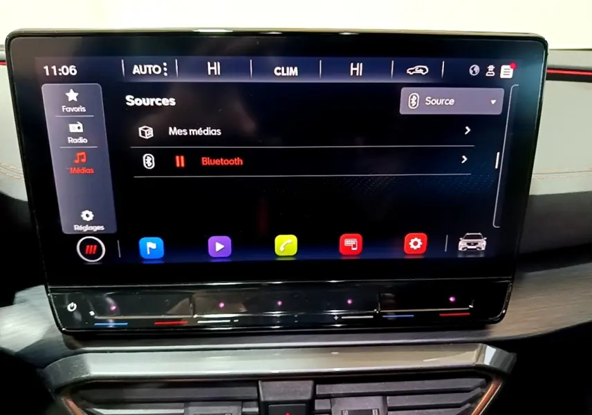 Écran tactile central 12 pouces du tableau de bord du CUPRA Formentor 2024, affichage multimédia Bluetooth actif.