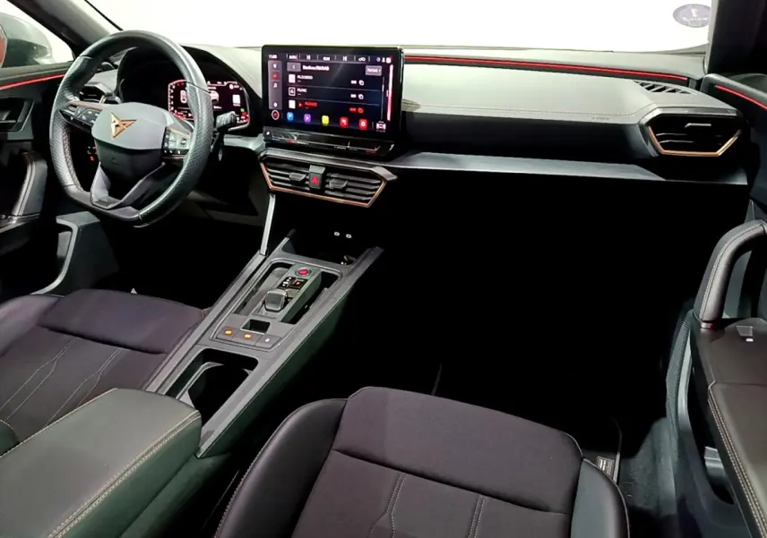 Intérieur avant de la CUPRA Formentor 1.5 TSI 2024, vue côté conducteur, volant cuir alu et écran tactile central.