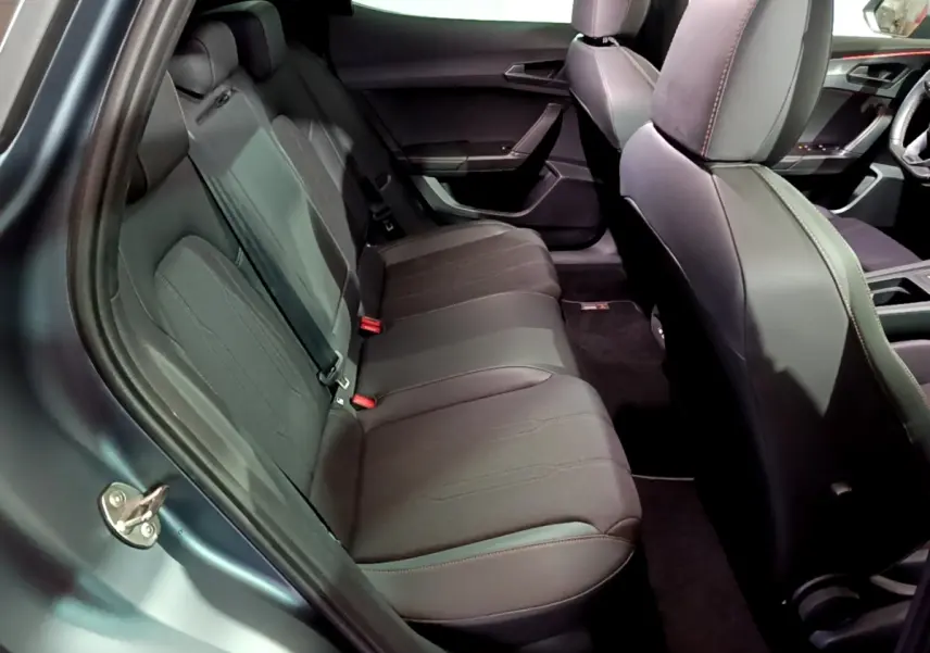 Vue intérieure côté gauche sur la banquette arrière noire du CUPRA Formentor 1.5 TSI 2024 avec sièges en tissu et cuir.