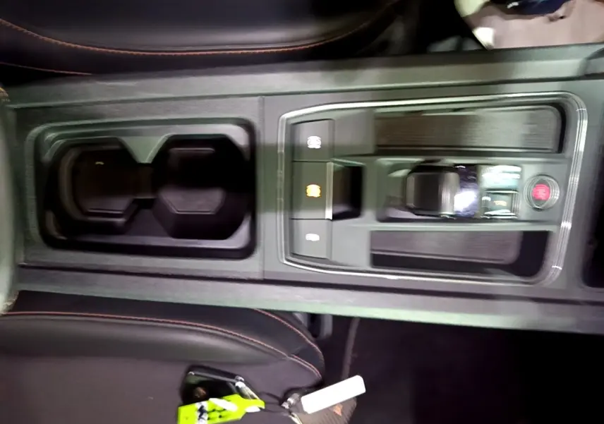 Vue plongeante sur la console centrale noire du CUPRA Formentor 2024 avec levier de vitesses et porte-gobelets.