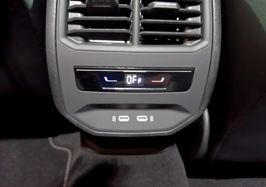 Vue rapprochée de la console arrière du CUPRA Formentor gris foncé, avec commandes climatisation et ports USB visibles.