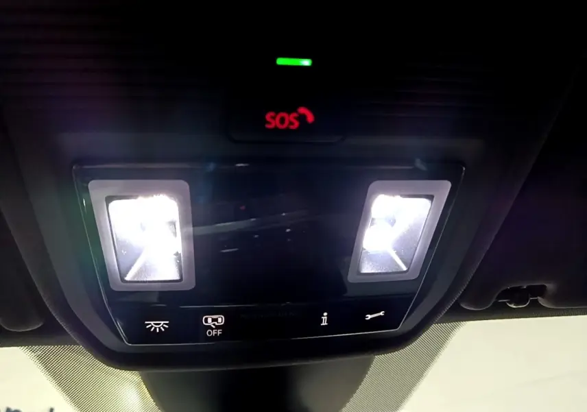 Vue intérieure du plafonnier avec éclairage LED et bouton SOS rouge allumé dans un CUPRA Formentor gris foncé 2024.