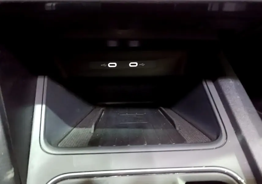 Vue rapprochée de la console centrale du CUPRA Formentor gris foncé, montrant les ports USB et un espace de rangement.