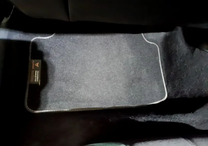 Tapis de sol gris foncé avec étiquette CUPRA, vue du plancher côté passager arrière du Formentor 2024.