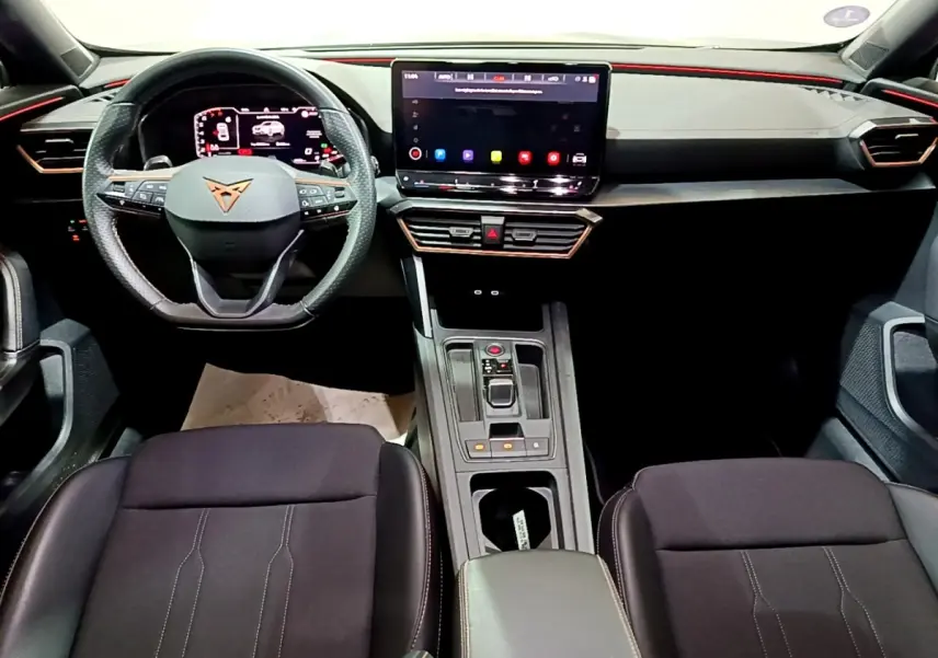 Intérieur du CUPRA Formentor 2024 vu de face, volant cuir alu multifonctions et grand écran tactile central.