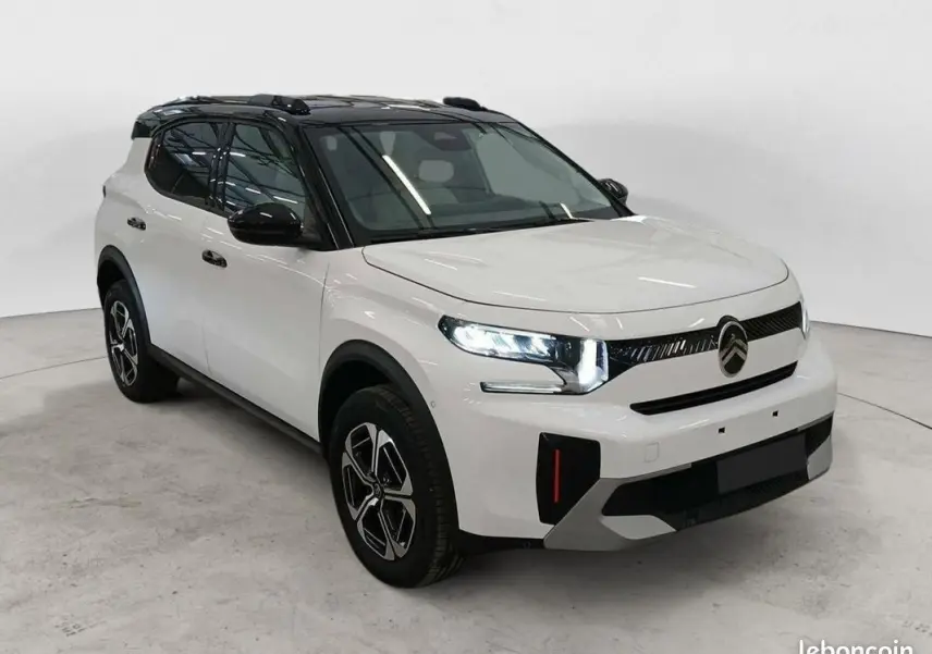 Citroën C3 Aircross Hybrid 145 blanc banquise toit noir, vue 3/4 avant droit avec feux LED allumés.