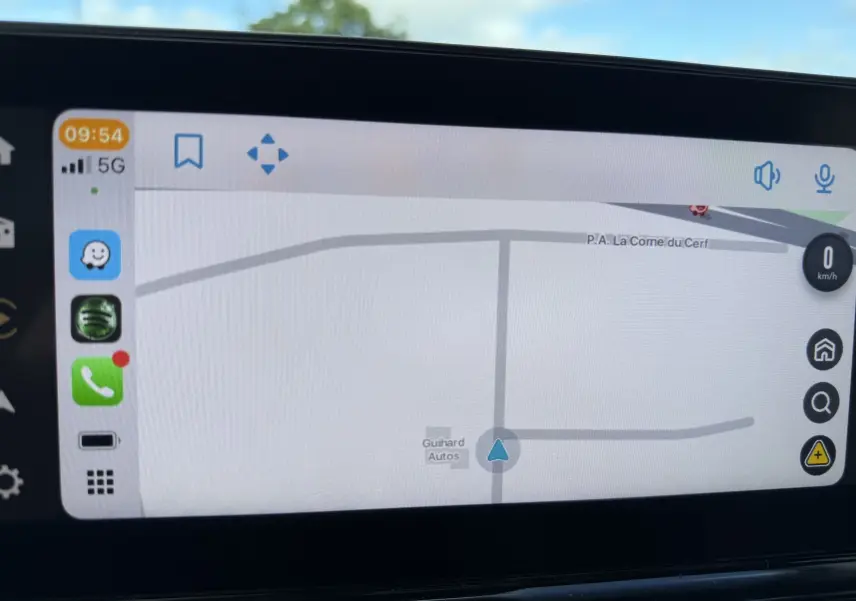 Écran tactile intérieur du Citroën C3 Aircross Hybrid 145 e-DSC6 Max affichant la navigation GPS avec interface connectée.