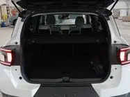 Vue arrière ouverte du Citroën C3 Aircross Hybrid 145 blanc banquise avec toit noir, coffre spacieux visible en intérieur.