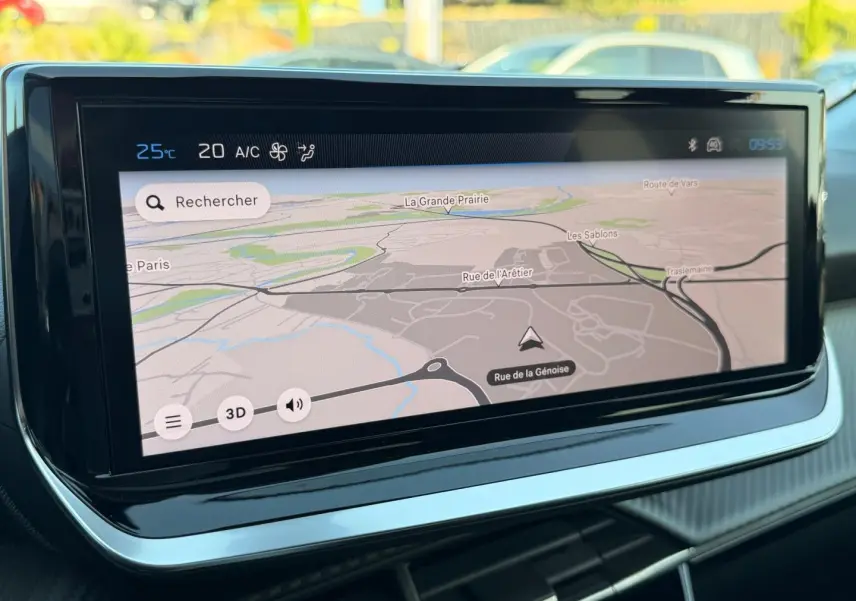Écran tactile central du tableau de bord de la Peugeot 208 1.2 100ch Allure affichant une carte de navigation.