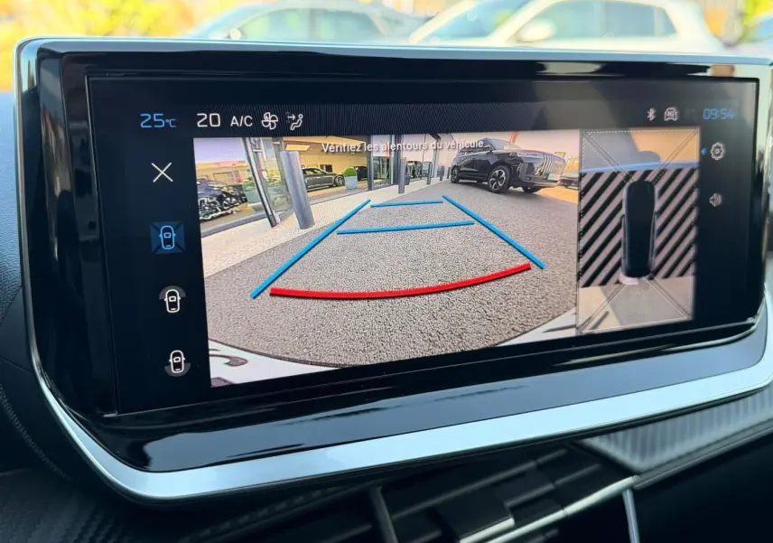 Écran tactile du tableau de bord montrant la caméra de recul et l’aide au stationnement du Peugeot 208 jaune.