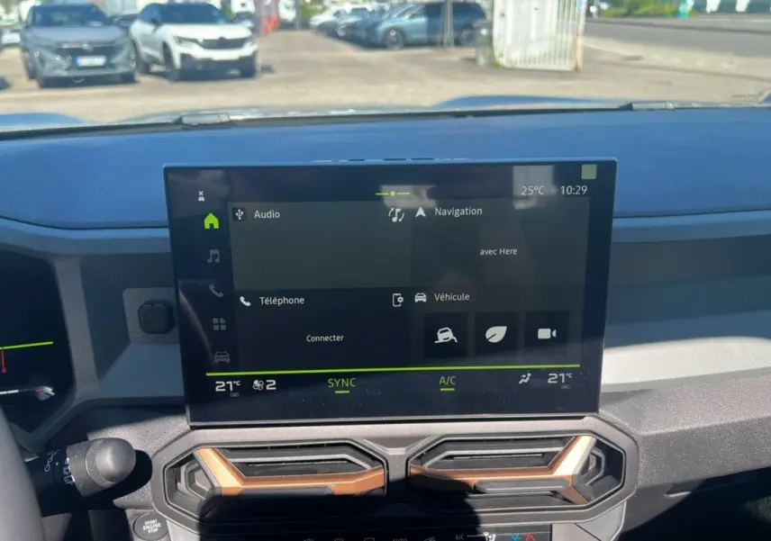 Vue intérieure du tableau de bord du Dacia Bigster Hybrid 155 Extreme Plus avec écran tactile central et aérateurs design.