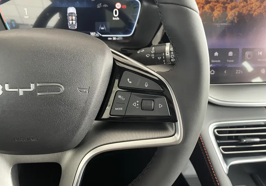 Vue intérieure du tableau de bord du BYD SEAL U 2026 avec écran tactile central 15,6'', volant multifonction et sièges marron.