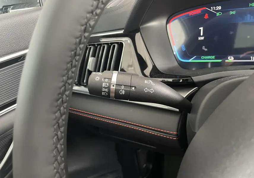 Vue plongeante sur la console centrale et les sièges avant en similicuir vegan marron et noir avec surpiqûres orange du BYD SEAL U.